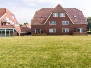 een groot huis met een grote grastuin bij Baltic Seaperle with swimming pool in Barendorf