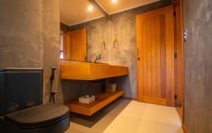 un bagno con un water e un lavandino di Alto Can Atins ad Atins