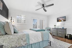 Schlafzimmer mit einem Bett und einem Deckenventilator in der Unterkunft Anastasia Island Condo in St. Augustine