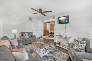 sala de estar con sofá y TV en Anastasia Island Condo en St. Augustine