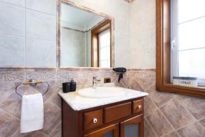 ein Badezimmer mit Waschbecken und Spiegel in der Unterkunft Casa Lali Habitación 2 in La Laguna + 21 Fotos