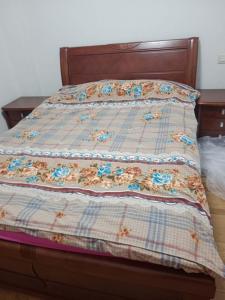 een bed met een quilt erop bij C.Grafito 22 in Torrejón de Ardoz