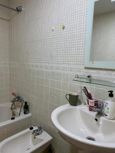 y baño con lavabo y espejo. en C.Grafito 22, en Torrejón de Ardoz