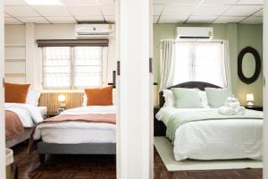 Säng eller sängar i ett rum på The Golden House @ Suvarnabhumi