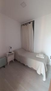 En eller flere senge i et værelse på Cubil Naranja. Casa conteiner 2 dormitorios