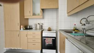 a small kitchen with a stove and a sink at Apartamento Lisboa Odivelas Wi-Fi Metro in Odivelas