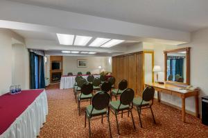 Zimmer mit einer Gruppe von Stühlen und einem Tisch in der Unterkunft Best Western Plus Otonabee Inn in Peterborough