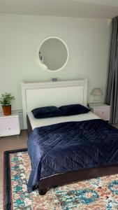 A bed or beds in a room at Cosy 3 Beds in Central