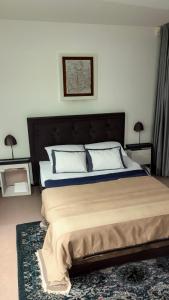 A bed or beds in a room at Cosy 3 Beds in Central