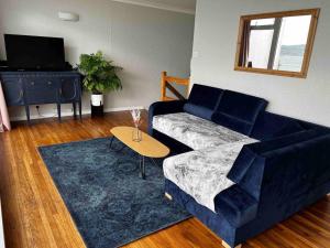 Posezení v ubytování Stunning seaside penthouse apartment with balcony