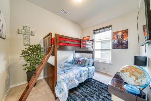 een slaapkamer met een stapelbed en een bureau bij Spacious San Antonio Home with Grill and Patio! in San Antonio