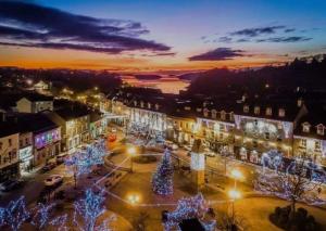 een stad versierd met kerstverlichting en kerstbomen bij The Happy Heron in Donegal