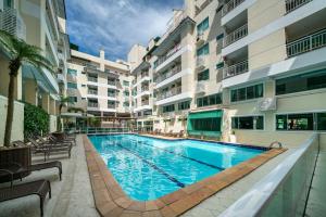 a swimming pool in the middle of a building at Bombinhas Summer Beach APT 333 in Bombinhas