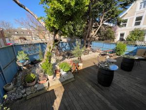 eine Terrasse mit einem Haufen Topfpflanzen in der Unterkunft Stay 2a Boutique Rooms in Folkestone