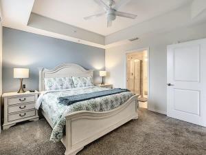 een slaapkamer met een bed en een plafondventilator bij Amazing Thematic 3BR with 2 Clubhouses in Kissimmee