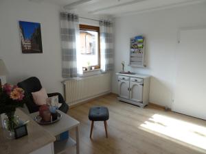 a living room with a table and a chair at Ferienwohnung Dorothea in Kulmbach