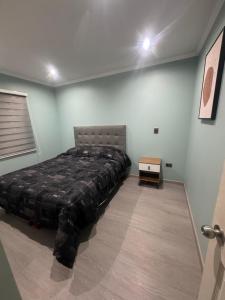 um quarto com uma cama grande e uma mesa em Casa en pichilemu em Pichilemu
