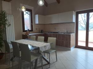 una cucina con tavolo e sedie e una cucina con bancone di Casa Poli a Torino