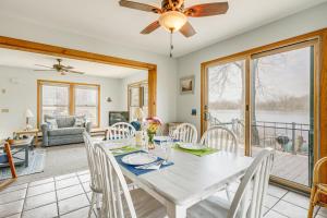 - une salle à manger et un salon avec une table et des chaises dans l'établissement Waterfront Cottage with Deck and Dock on Dragon Lake!, à Fremont