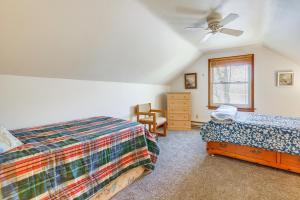 - une chambre avec 2 lits et un ventilateur de plafond dans l'établissement Waterfront Cottage with Deck and Dock on Dragon Lake!, à Fremont