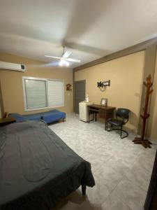 um quarto com uma cama e uma secretária em LU DORMIS Alquiler Temporario em Corrientes