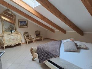 Casa Poli في تورينو: غرفة نوم بسرير وطاولة وكراسي