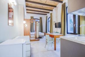 ein Wohnzimmer mit einem Tisch und ein Schlafzimmer in der Unterkunft Villino Mari in Ascoli Piceno