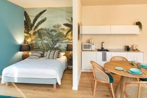 a bedroom with a bed and a table and a kitchen at Casa Isabel in Pisogne