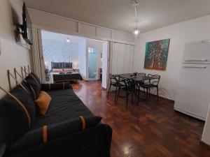 sala de estar con sofá y mesa en Apartment City Heart en Mendoza