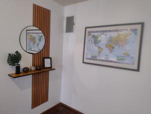 Habitación con un mapa en la pared y un espejo. en Apartment City Heart en Mendoza
