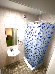 uma casa de banho com uma cortina de chuveiro azul e branco em Hotel Hamburg Inn em Hamburgo