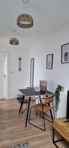 - une salle à manger avec une table et deux chaises dans l'établissement Studio Makido, à Birmingham
