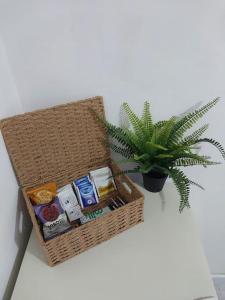 une caisse de nourriture assise sur une table à côté d'une plante dans l'établissement Studio Makido, à Birmingham
