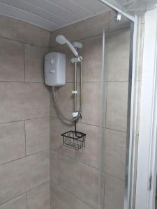 La salle de bains est pourvue d'une douche avec un pommeau de douche. dans l'établissement Studio Makido, à Birmingham
