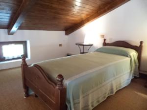 A bed or beds in a room at Monpoupon