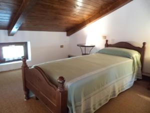GropparelloにあるMonpouponの木製の天井が特徴のベッドルーム1室(ベッド1台付)