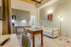 cocina y comedor con mesa y sillas en Villino Mari, en Ascoli Piceno