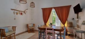 - une salle à manger avec une table et des chaises en bois dans l'établissement Casa en Paso De La Patria, à Paso de la Patria