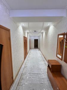 un largo pasillo con un suelo cubierto de agua en Poytakht 80 Apartments, en Dushanbe