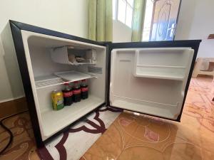 - un réfrigérateur ouvert avec des boissons à l'intérieur dans l'établissement Cabañas La India, à El Valle de Antón