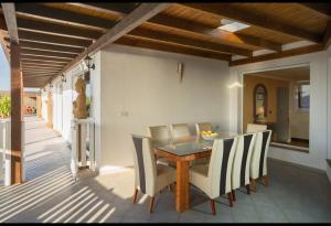 a dining room with a table and chairs at Villa Pipa Puerto Calero in Puerto Calero