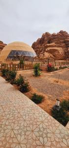 um grande edifício abobadado no meio de um deserto em Family Camp em Wadi Rum