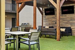 a group of tables and chairs on a patio at CozySuites MusicRow Astonishing SDO with free parking 08 in Nashville