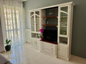 uma cabana branca com uma televisão em Ca' Mariuccia appartamento in Venaria Reale em Venaria Reale