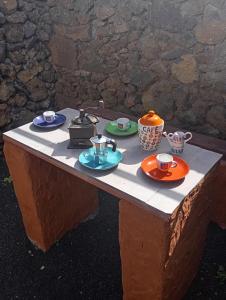 una mesa con tazas y platillos. en Casa de María del Pilar, en Taibique