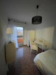 een slaapkamer met een bed, een bureau en een tafel bij Benidorm in Villajoyosa