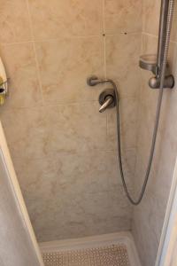 een douche met een douchekop in de badkamer bij Estancia en Pontedera in Pontedera