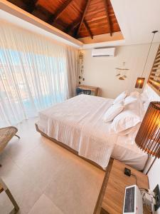 カノア・ケブラーダにあるPoozendin Hotel de Charmeのベッドルーム1室(大型ベッド1台、ランプ付きテーブル付) +37枚の写真