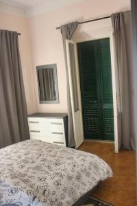een slaapkamer met een bed, een dressoir en een spiegel bij Estancia en Pontedera in Pontedera
