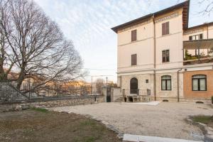 ein großes weißes Gebäude mit einem Zaun davor in der Unterkunft Villino Mari in Ascoli Piceno